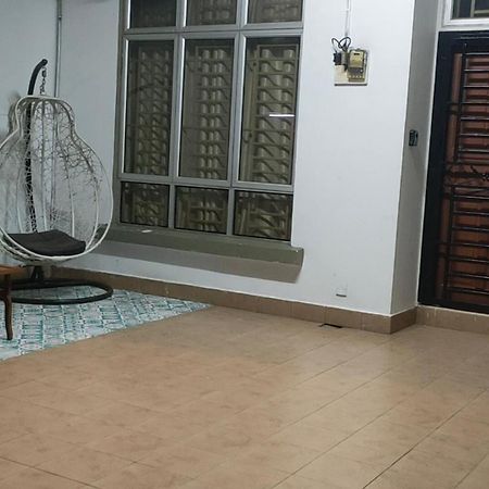 Zulaikha'S Homestay Ulu Tiram Johor Bahru Dış mekan fotoğraf